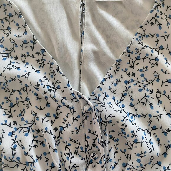 Sienna Sky - V-Neck, Short Sleeve, White/Blue Floral Short Dress - Size S - Picture 3 of 7